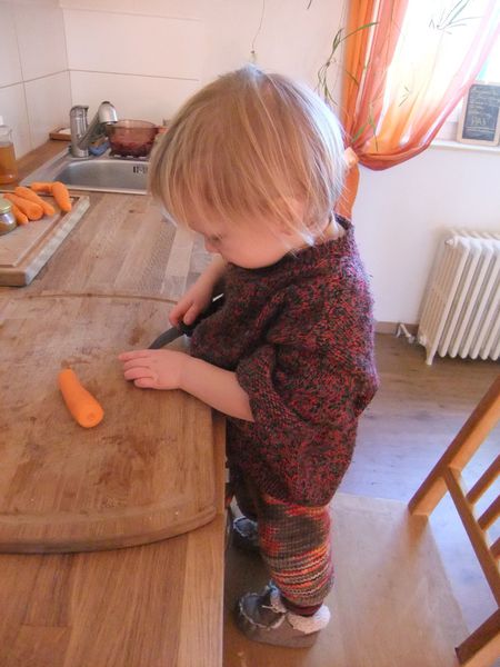 Nolah coupe les carottes (2)