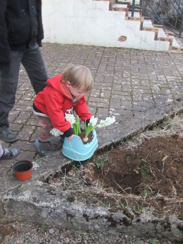 Nolah enterre son pot (16)