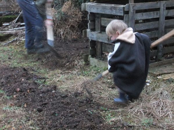 On étale le compost avec Papa (16)
