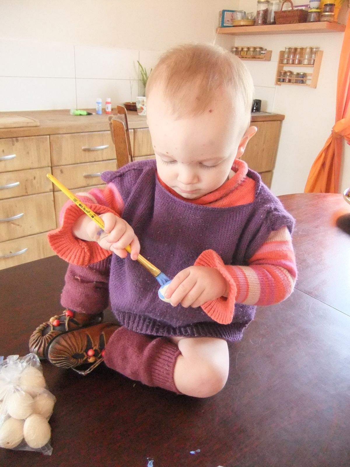 Même Tout Ptit Lutin participe (il a d'ailleurs plus peint la table et ses jambes que l'oeuf en bois !)