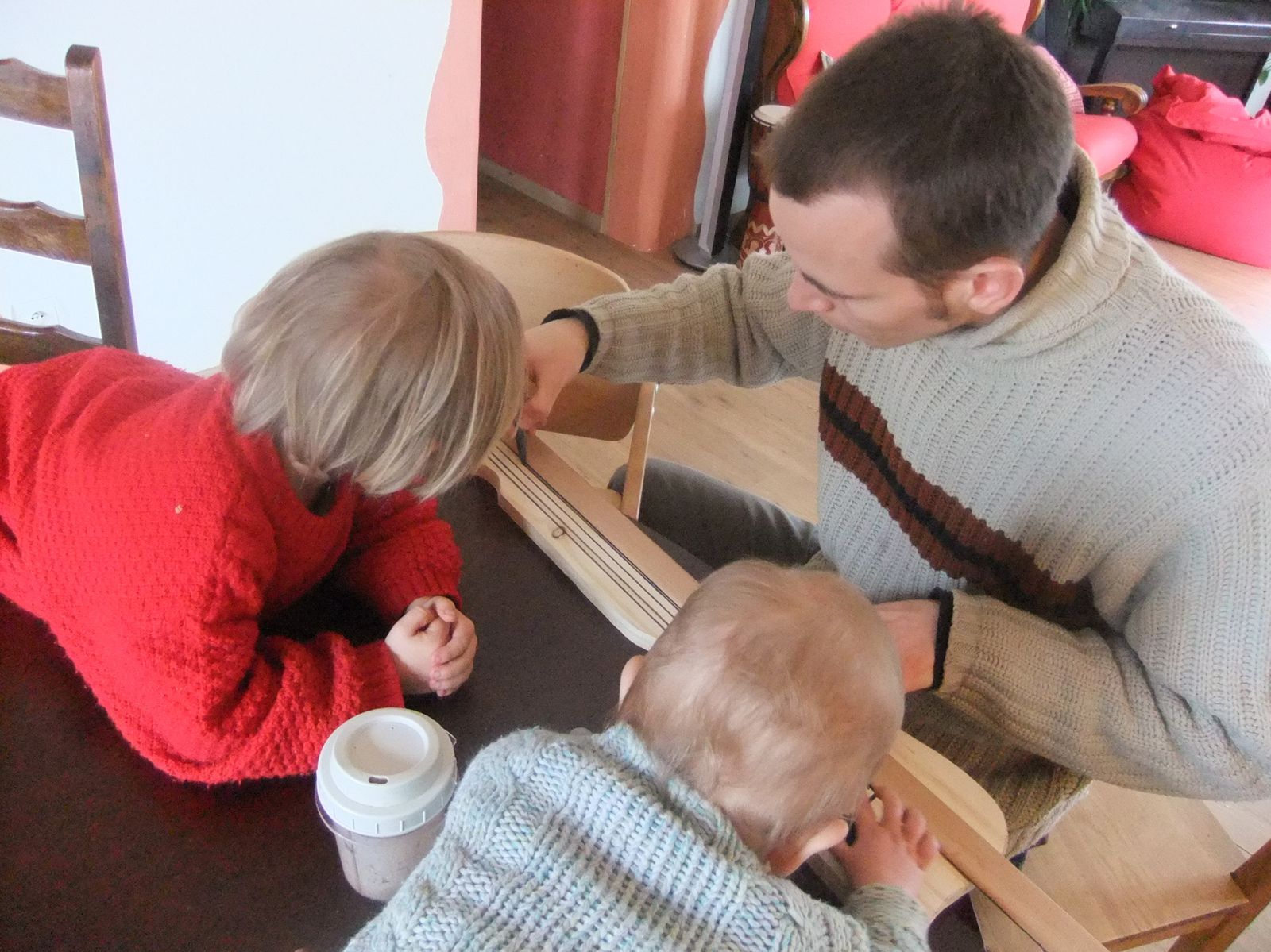 Une guitare en bois pour Ptit Lutin