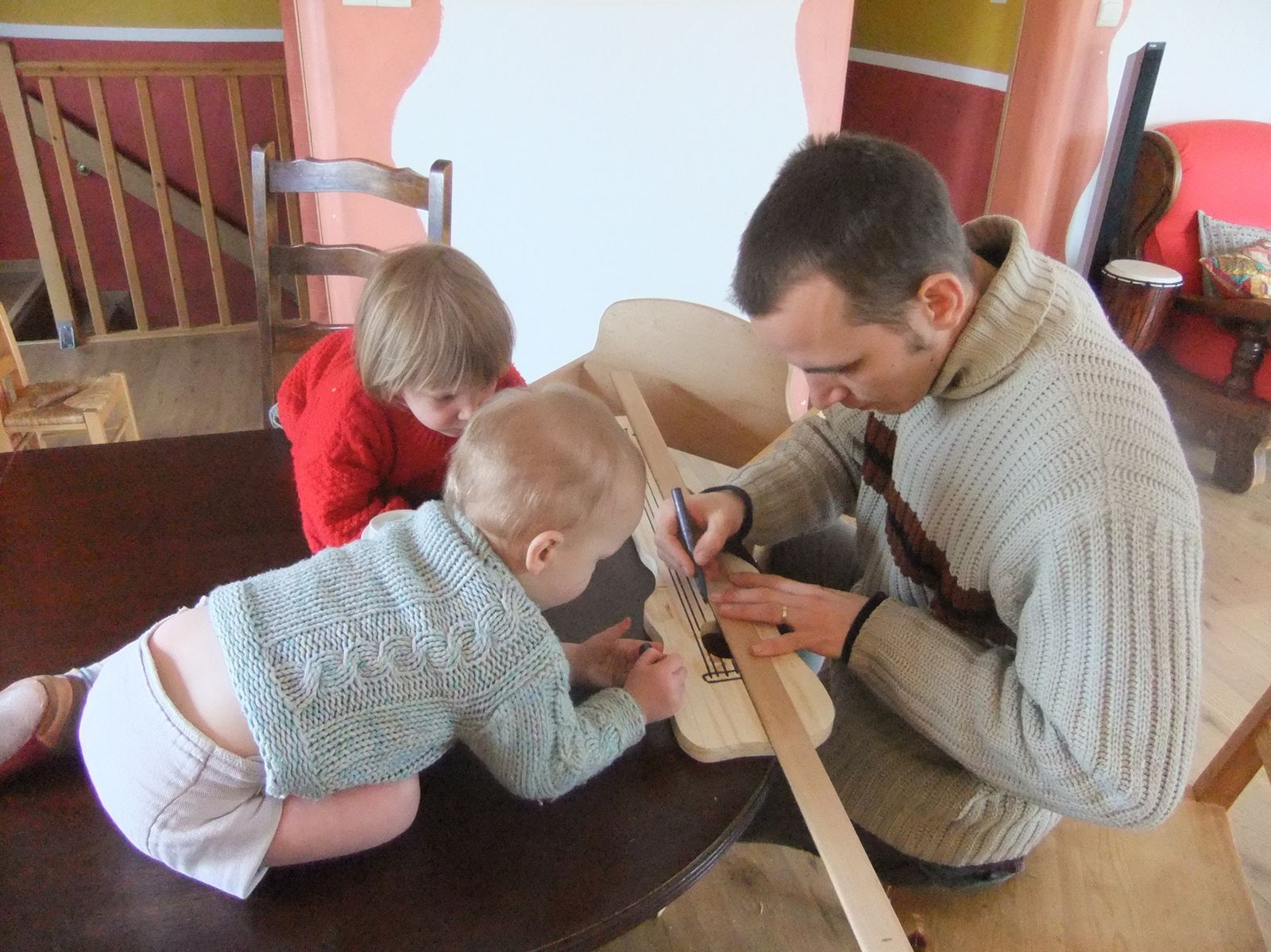 Une guitare en bois pour Ptit Lutin