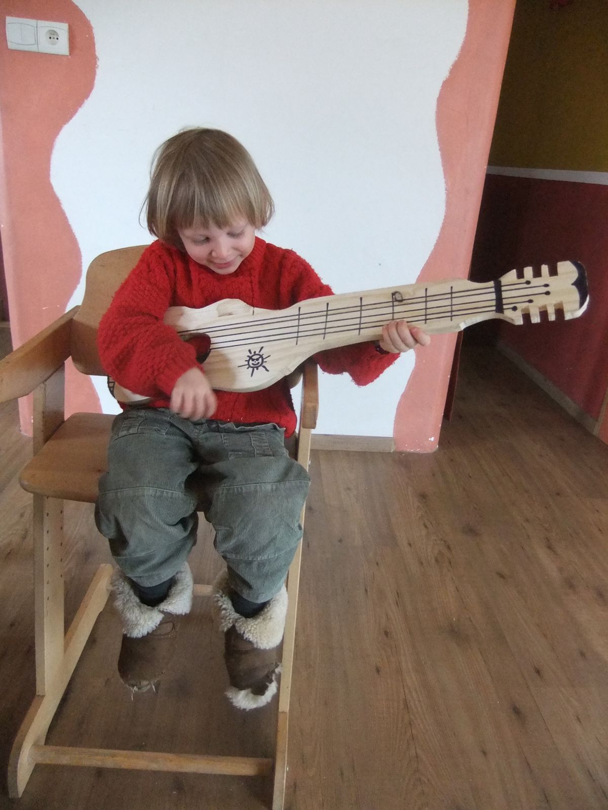 Une guitare en bois pour Ptit Lutin