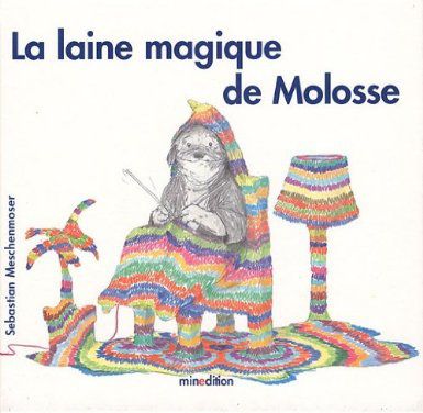 Un chien grognon de mauvais poil qui s'enthousiasme de plus en plus, au fil des pages, grâce à une pelote sans fin (mon rêve !) et des aiguilles magiques, et qui tricote des "manteaux" pour tout ce qui l'entoure... Fantastique !