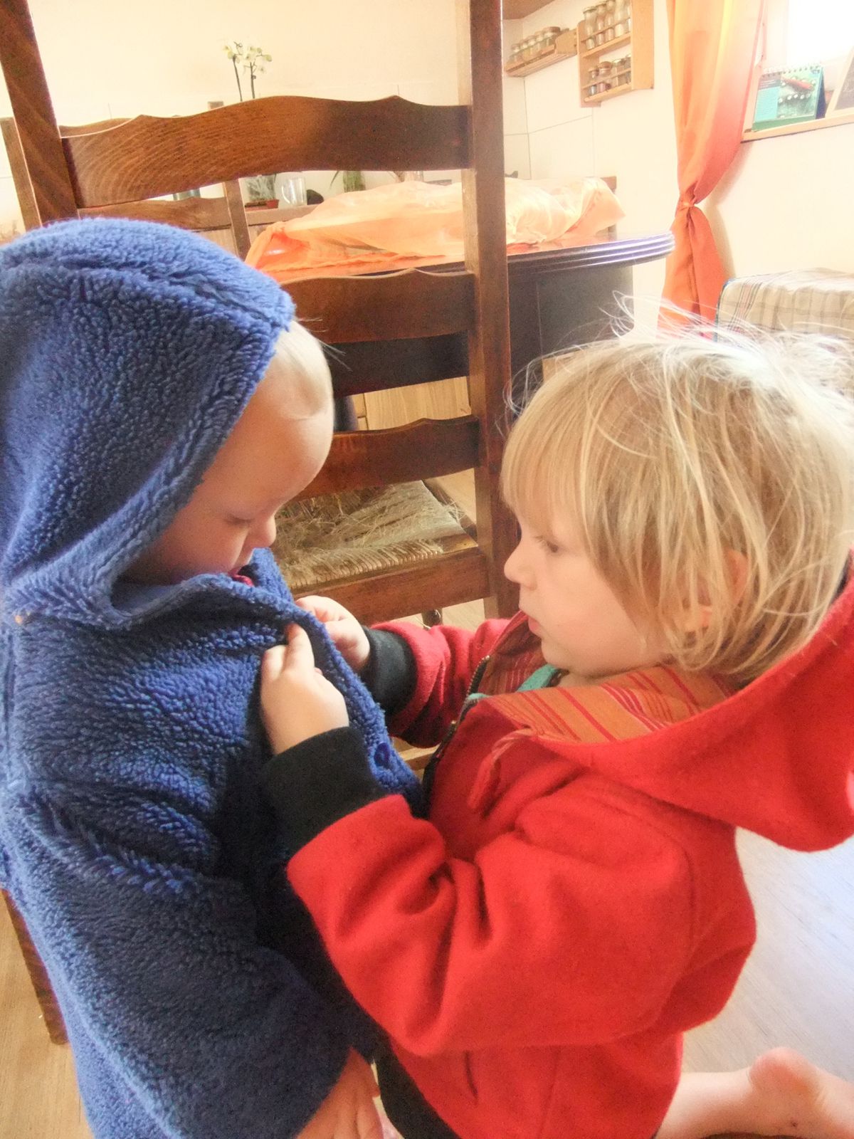 Et pour ceux qui se demandent pourquoi ils enfilaient leur manteau par une telle chaleur, c'est juste que Ptit Lutin avait décidé qu'ils allaient dans un bateau (comprenez la panière à linge), et que dans un bateau, il faut un manteau !