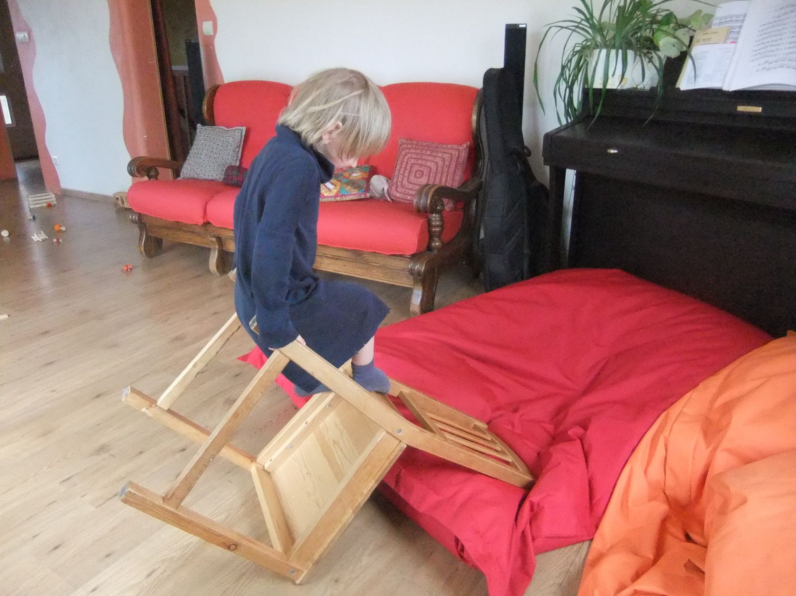 Un parcours tout simple avec une seule chaise et un pouf...