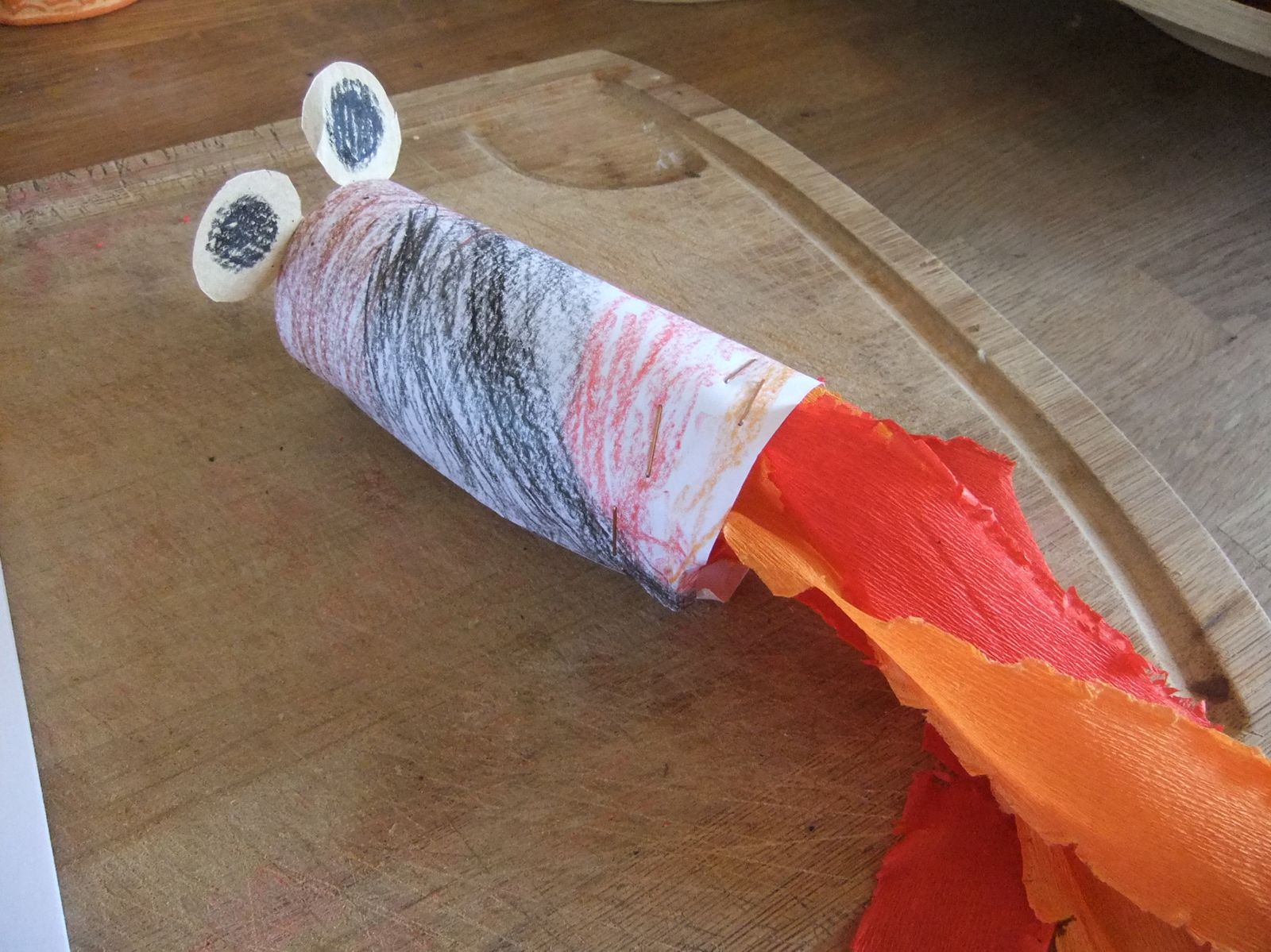 Un dragon en papier et crépon