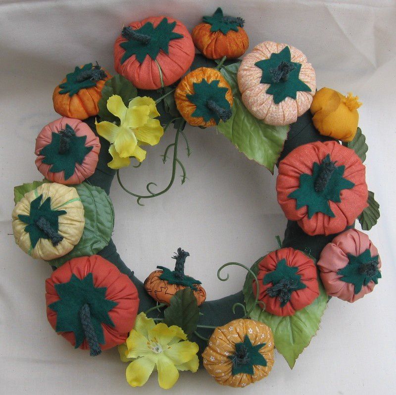 Et une couronne encore, mais cette fois-ci, avec des citrouilles en tissu