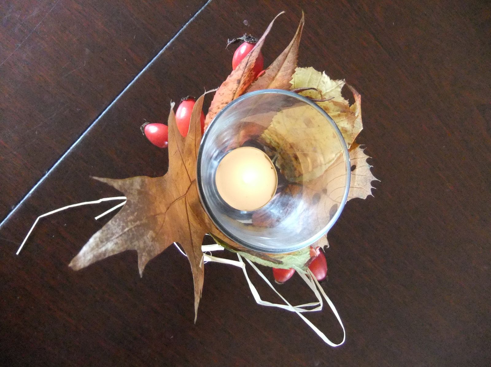 Un photophore décoré de trésors d'automne