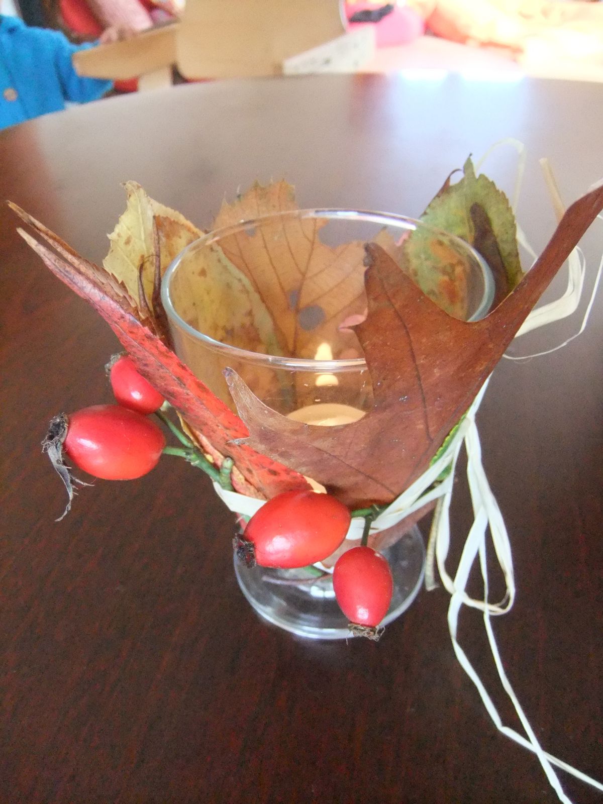 Un photophore décoré de trésors d'automne