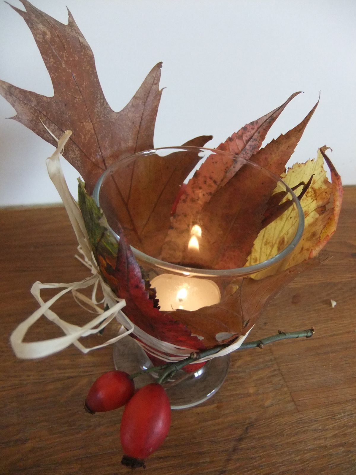 Un photophore décoré de trésors d'automne