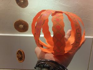 Des boules de Noël en papier