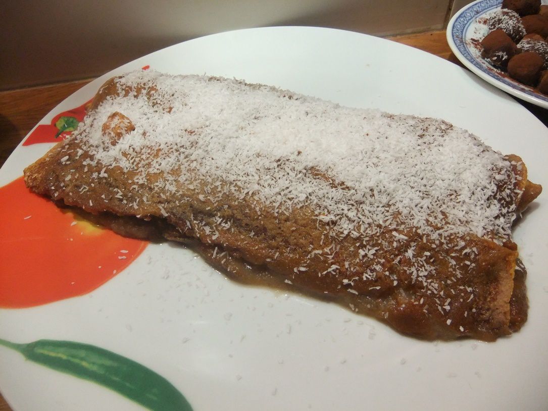 Des truffes (pâte de datte roulées dans caroube, cooc ou cacao), et un premier essai de bûche (très bonne, mais visuellement, c'est pas encore ça !)