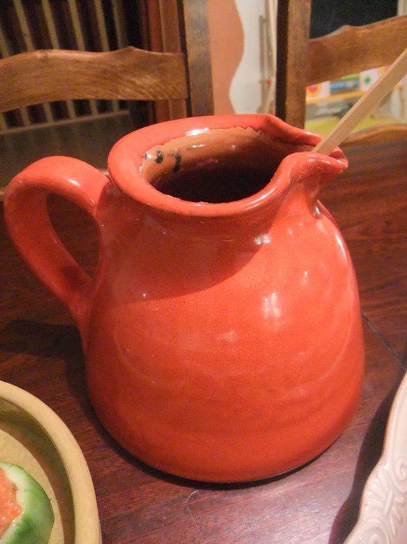 Une soupe betterave / tomates / céleri branche, et une sauce poivrons tomate pour la salade verte