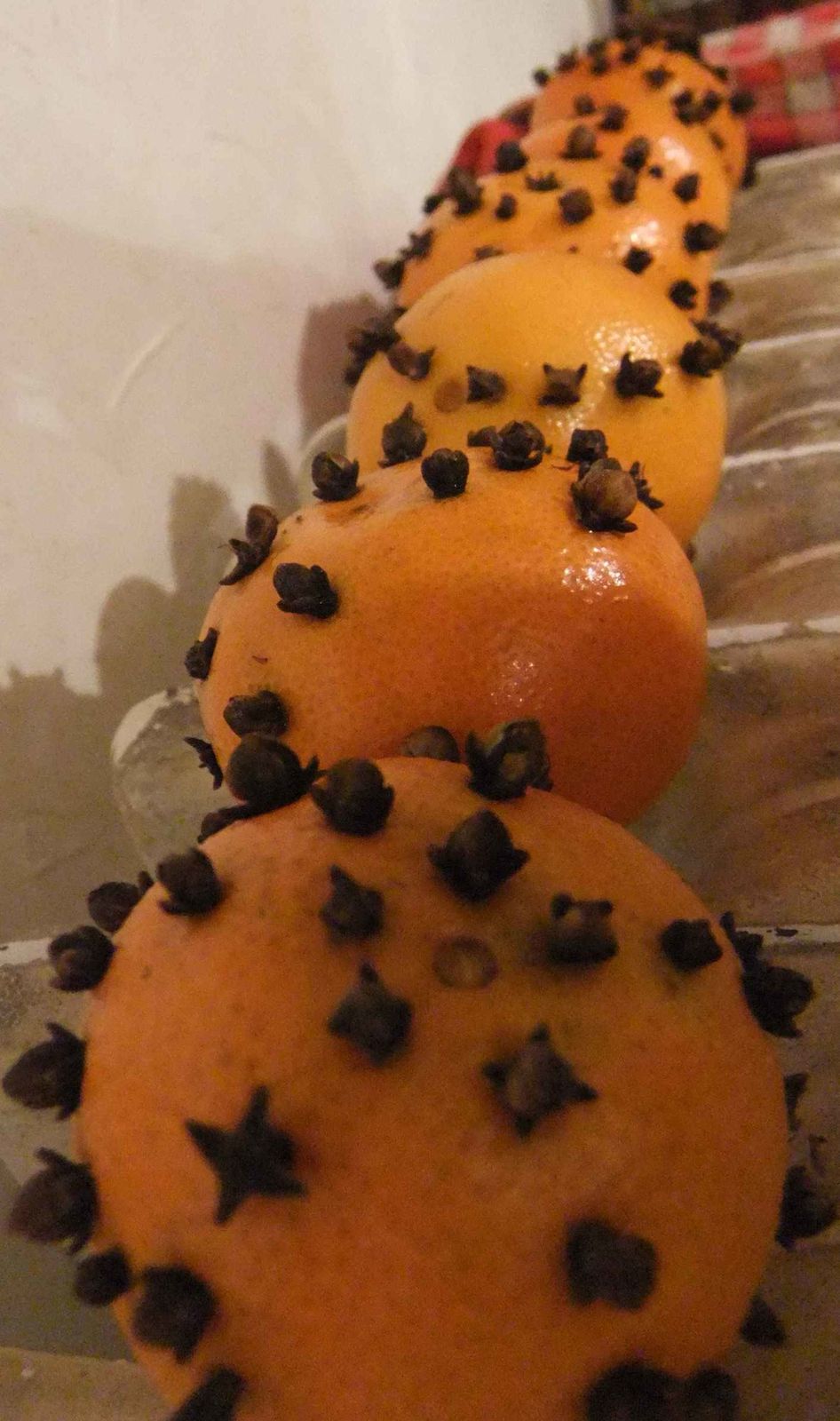 Et voici nos clémentines, qui chauffent sur le radiateur de la pièce à vivre, et qui commencent déjà à embaumer la maison...