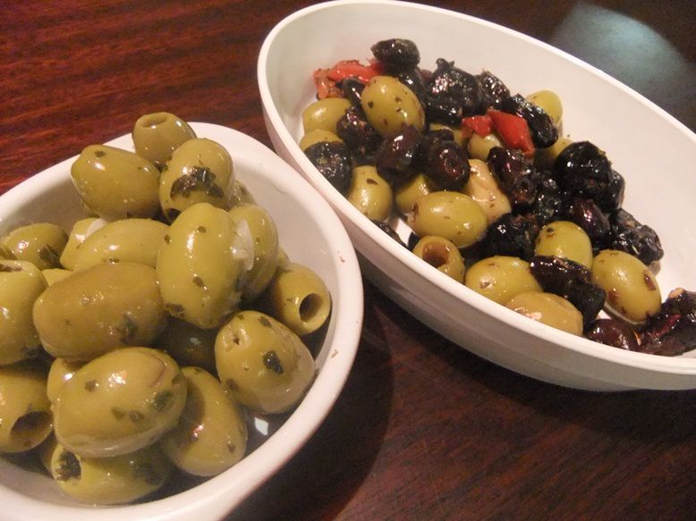 Des olives parce que tout le monde aime ça, des chips d'aubergine parce que ma Lutine est une fan absolue !