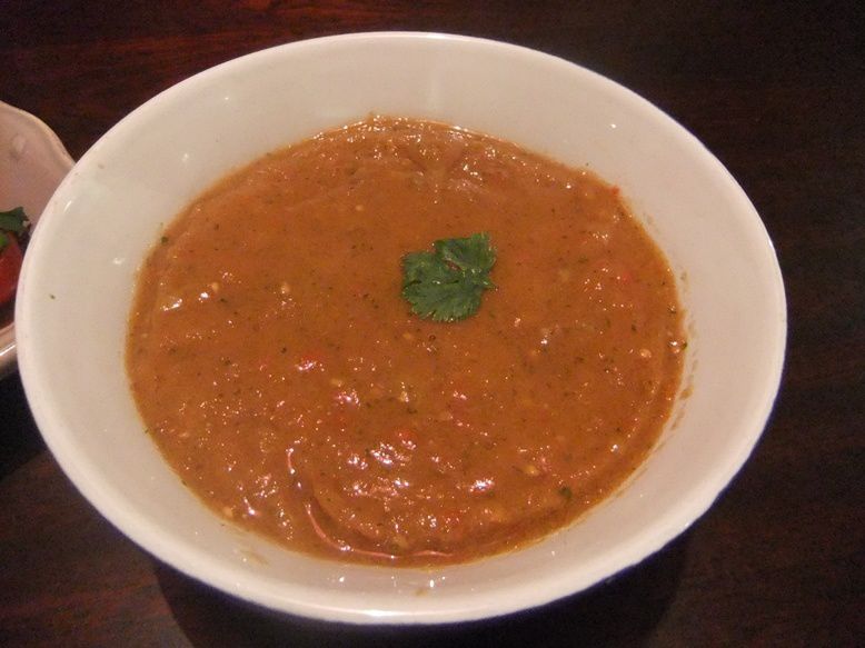 Une soupe betterave / tomates / céleri branche, et une sauce poivrons tomate pour la salade verte