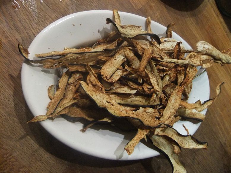 Des olives parce que tout le monde aime ça, des chips d'aubergine parce que ma Lutine est une fan absolue !