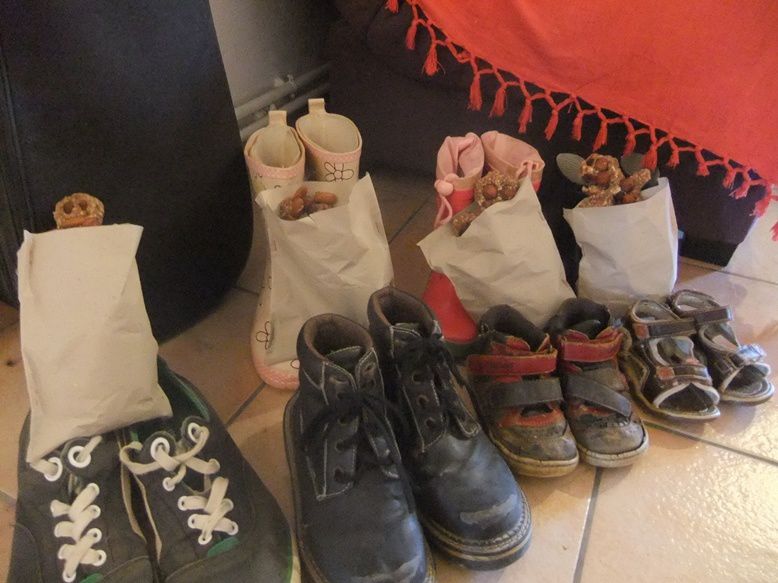 Déposer le tout devant les chaussures bien nettoyées !