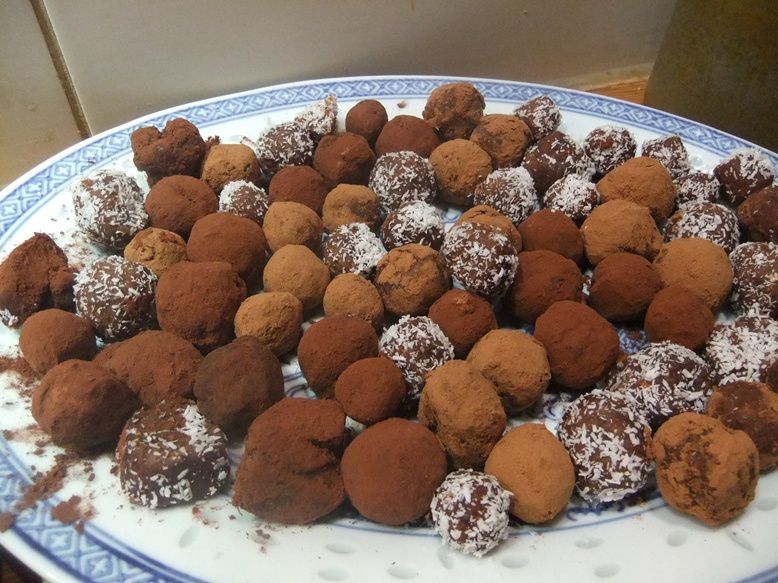 Des truffes (pâte de datte roulées dans caroube, cooc ou cacao), et un premier essai de bûche (très bonne, mais visuellement, c'est pas encore ça !)