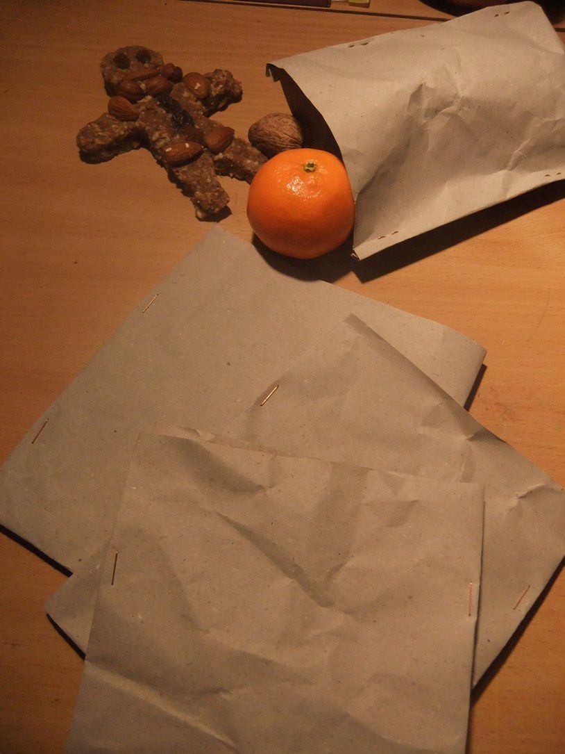 Il n'y a plus qu'à déposer les noix dans de petits paquets, avec les autres gourmandises de la Saint Nicolas : des clémentines, et les fameux JeanBonshommes crus !
