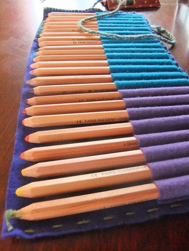 Pour les crayons de couleur, en feutrine... juste magnifique, cadeau de mon amie et soeur de coeur !