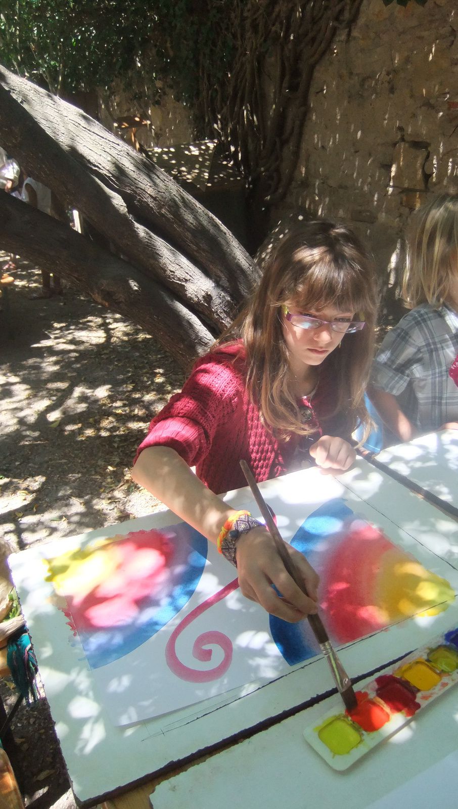 Les enfants ont enfin pu essayer la painture à l'aquarelle sur papier mouillé... et ça me donne envie d'investir dans de bonnes feuilles épaisses pour remplacer l'acrylique que nous utilisons à la maison