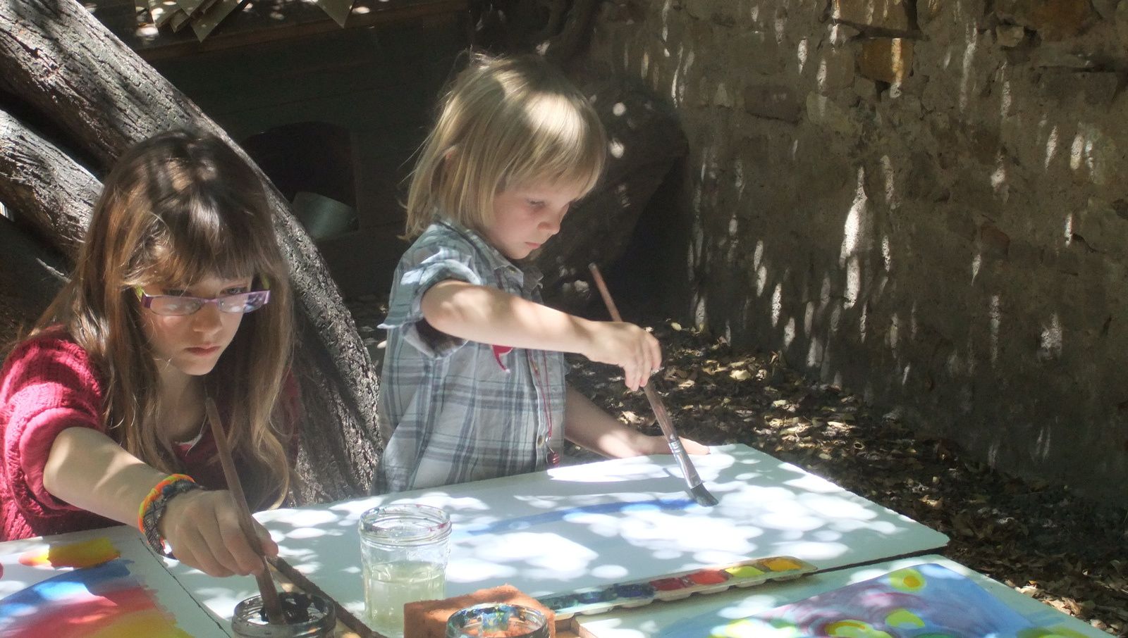Les enfants ont enfin pu essayer la painture à l'aquarelle sur papier mouillé... et ça me donne envie d'investir dans de bonnes feuilles épaisses pour remplacer l'acrylique que nous utilisons à la maison