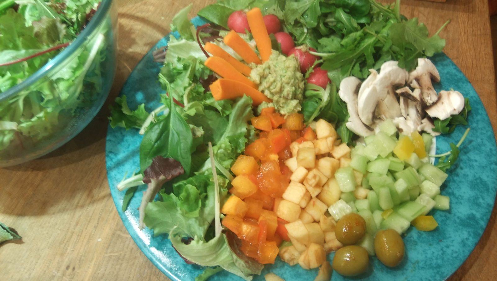 Verdures diverses, kaki, pomme, olives vertes pimentées, concombre, champignon, radis, guacamole et carotte