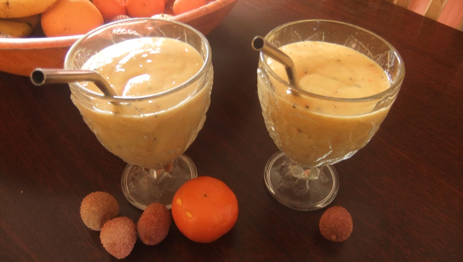 2 kakis, 2 fruits de la passion, 1 mangue, 10 bananes
