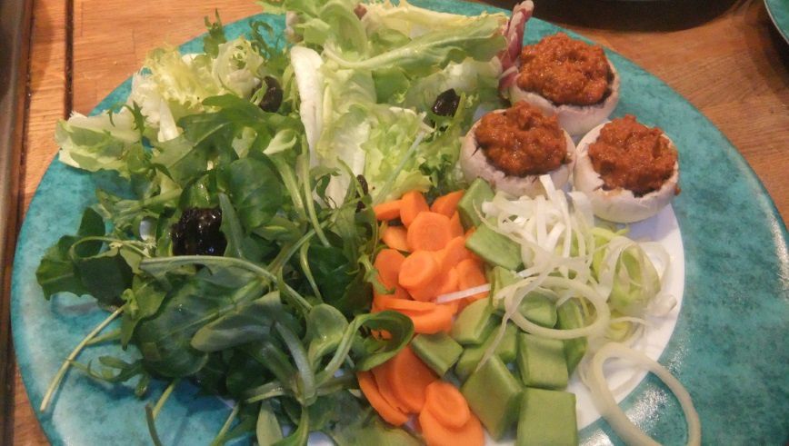 Mâche, roquette, salade verte, carotte, pois gourmands, poireaux (crus), champignons farcis
