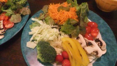 Brocoli, chou blanc, carottes râpées, salade verte, champignons, tomates cerises, poivron jaune, radis