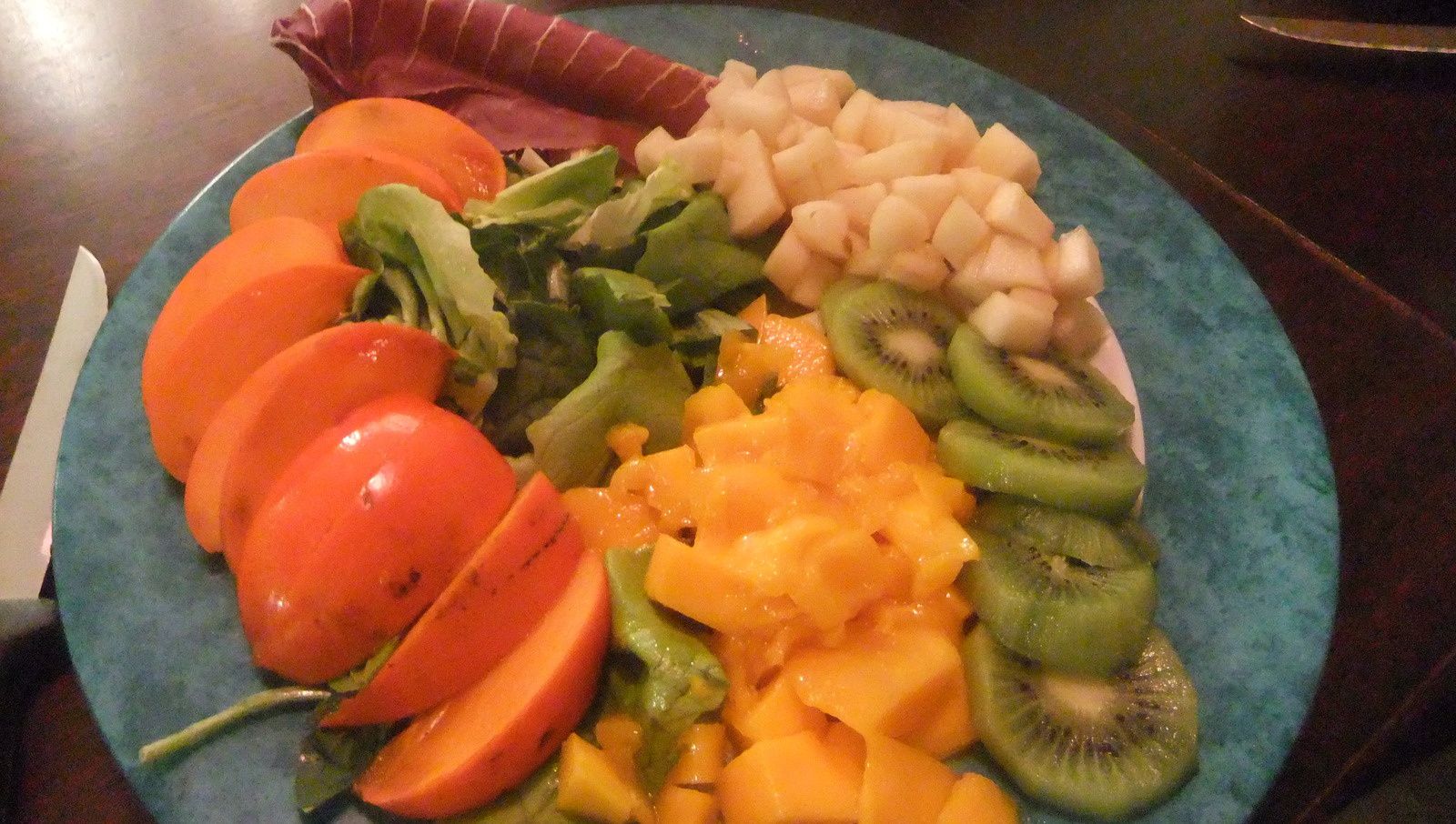 Kakis, mangue, kiwi, poire, batavia et trévise, avec un moussie pomme poire comme sauce...