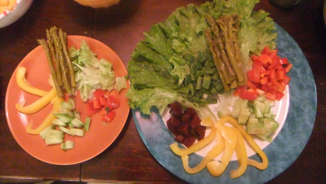 Salade verte, pois gourmands, betteraves, poivron jaune, concombre, poivron rouge, asperges vertes