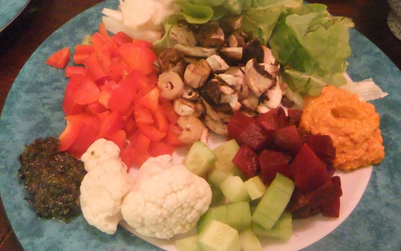 Concombre, dés de betterave rouge, champignons bruns, poivron rouge et oignon émincé, avec des fleurettes de chou-fleur.