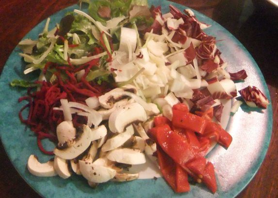 Salade verte, betteraves râpées, champignons, poivrons marinés une nuit dans de l'huile d'olive et du thym, endives, trévise
