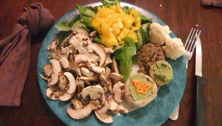 Champignons arrosés d'un jus de citron, laitue et betterave jaune en dés, fleurettes de chou-fleur avec une sauce aux graines de tournesol, et deux petits champignons farcis d'un guacamole rapide...