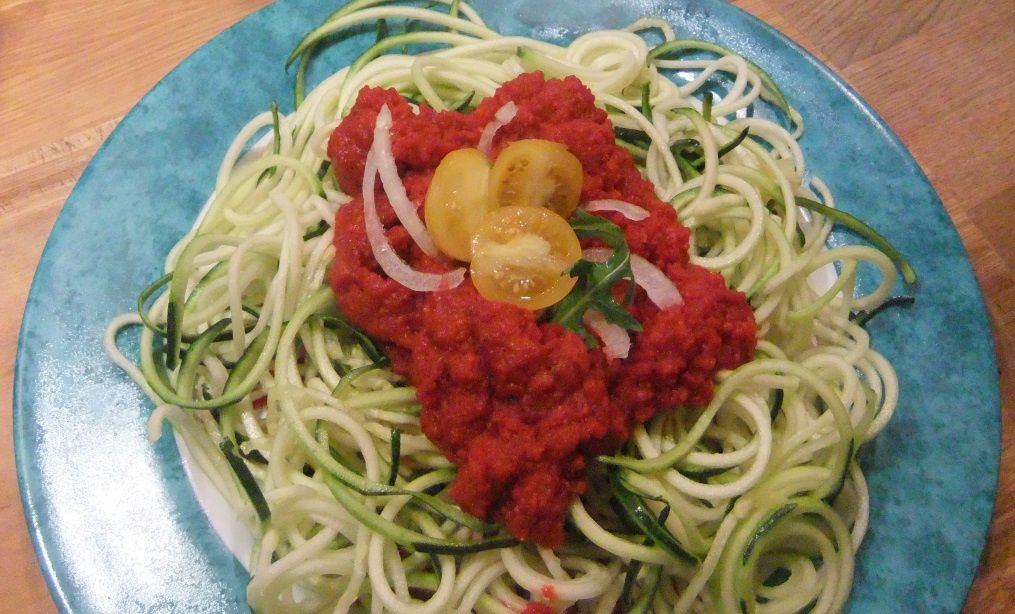 Spaghettis de courgette et sauce tomates séchées / poivron / oignon