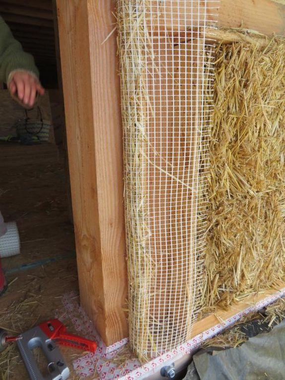 Travail à faire aussi : enrober les poteaux d'angle, le tuyau d'aspiration d'air, les poutres... grâce aux filets de fibre de verre (à tendre beaucoup et agrafer).