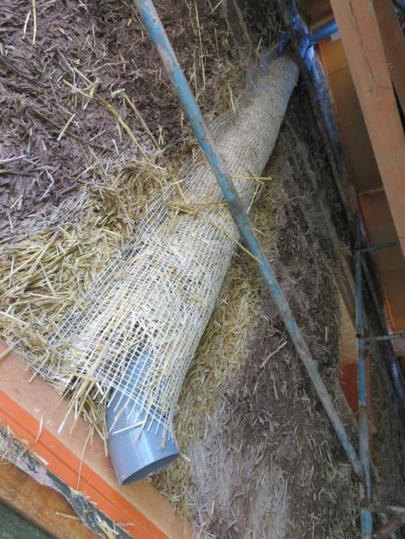 Travail à faire aussi : enrober les poteaux d'angle, le tuyau d'aspiration d'air, les poutres... grâce aux filets de fibre de verre (à tendre beaucoup et agrafer).