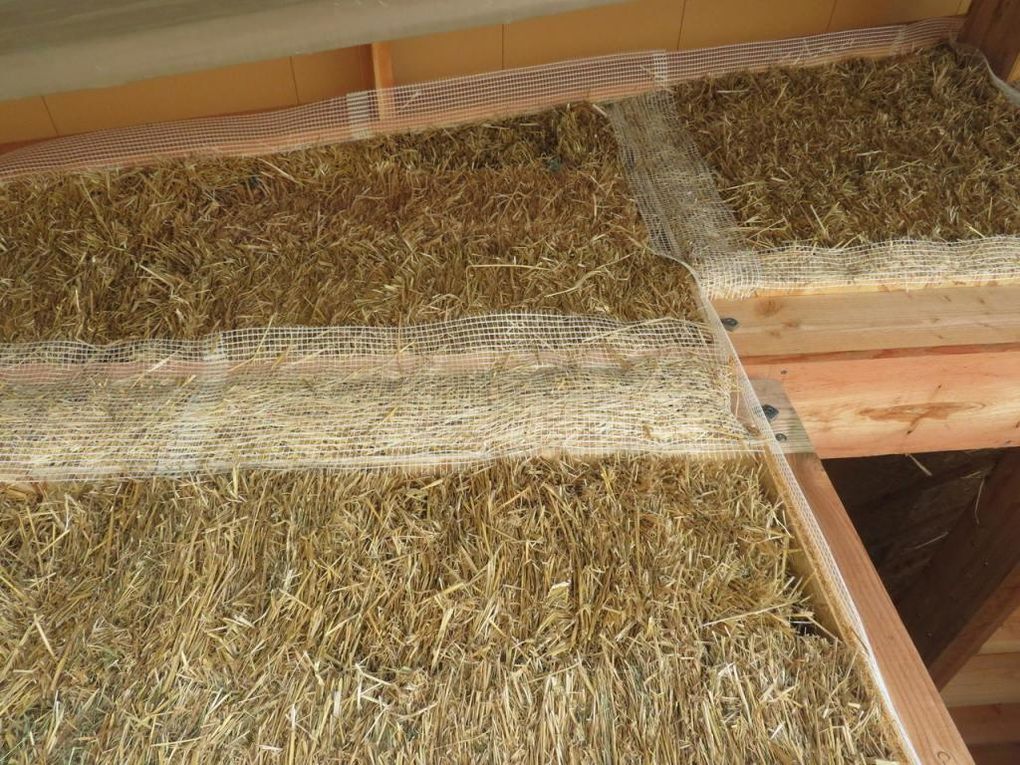 Travail à faire aussi : enrober les poteaux d'angle, le tuyau d'aspiration d'air, les poutres... grâce aux filets de fibre de verre (à tendre beaucoup et agrafer).