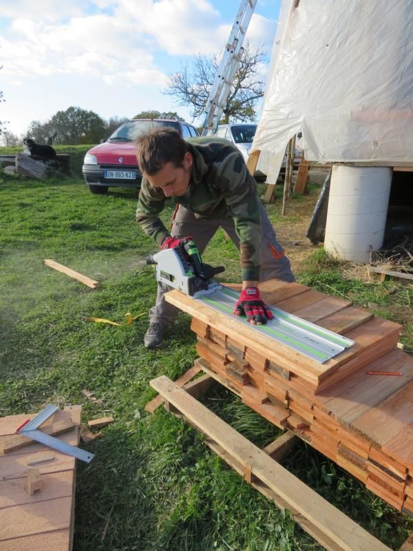 Pour pouvoir les poser en quinconce, on coupe des demi-bardeaux pour commencer un rang sur deux.