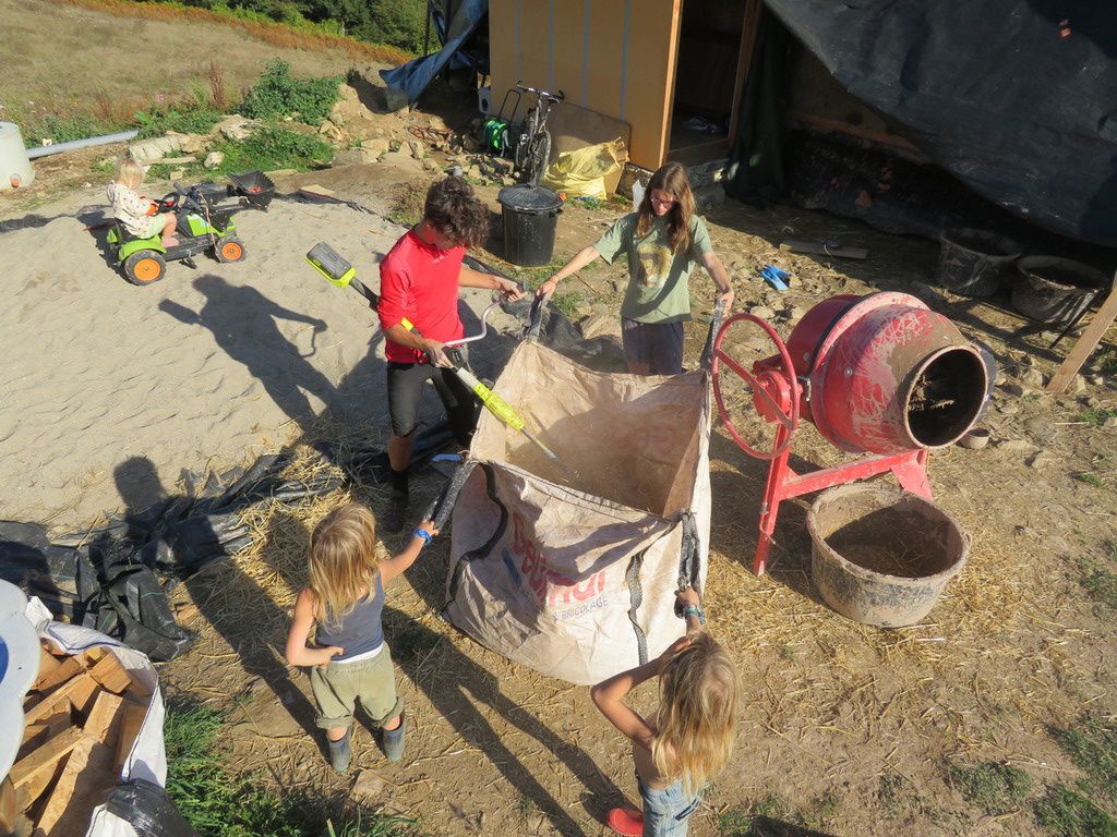 La paillette est obtenue en passant de la paille à la débroussailleuse (on peut aussi la tondre)