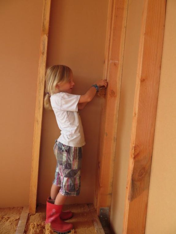 On isole le plancher et les murs en bourrant les caissons de laine de bois (en n'oubliant pas les petits coins, merci les petites mains !)