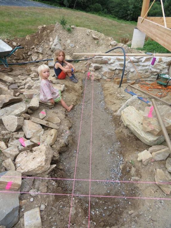 Un petit mur de pierre comme soubassement, tenues au béton de chaux