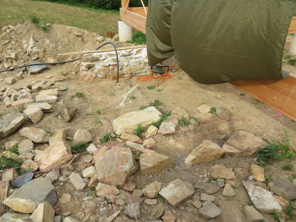 Un petit mur de pierre comme soubassement, tenues au béton de chaux