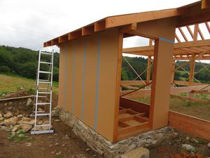On plaque en OSB pour pouvoir faire des caissons, comme pour la maison