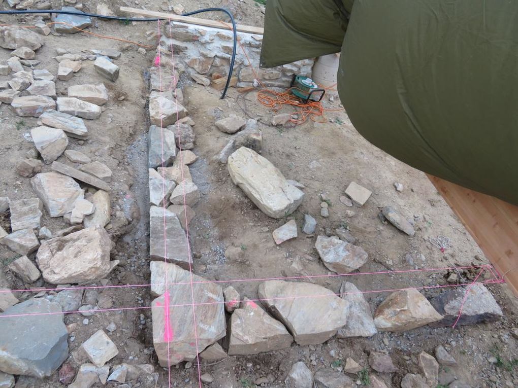 Un petit mur de pierre comme soubassement, tenues au béton de chaux