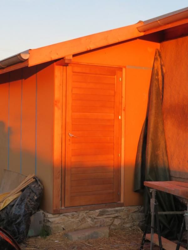 On ajoute une belle porte en bois