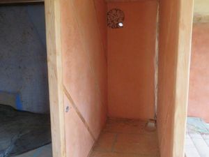 Ici les toilettes, le mur derrière le lavabo et derrière la baignoire...
